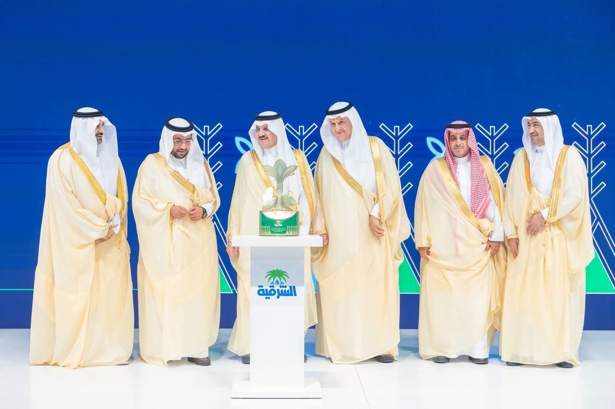 وبيّن أن هذه المشاريع النوعية نُفذت وفق أفضل الممارسات العملية والخبرات الفنية، لتعكس سير منظومة البيئة والمياه والزراعة، وفق إستراتيجيات وطنية أُسست لتترجم رؤية بلادنا الطموحة 2030، وتعكس حرص قادتها على توفير كل سبل العيش الكريم لمواطنيها، وللمقيمين على أراضيها. وفي ختام الحفل كرم سمو أمير المنطقة الشرقية الجهات المشاركة.​
